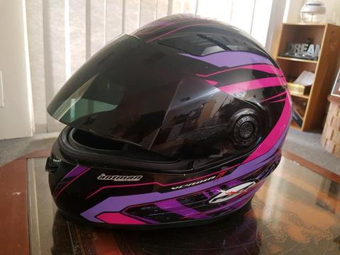 Ladies motorbike helmet with tinted visor