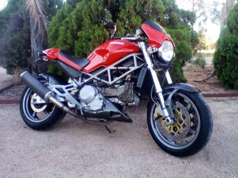 01 Ducati 916 S4 Monster