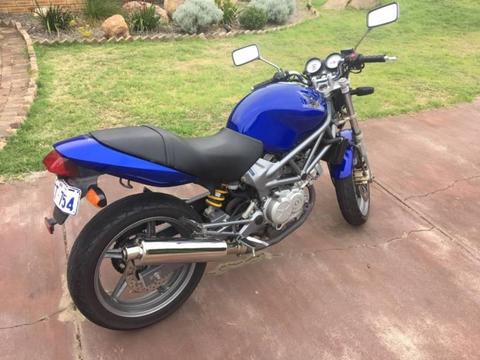 Honda VTR 250 - Motorcycle
