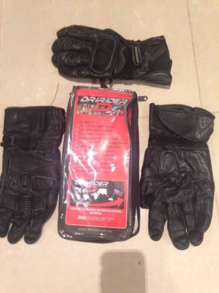 Motorcycle gloves with a spare - a little wear
