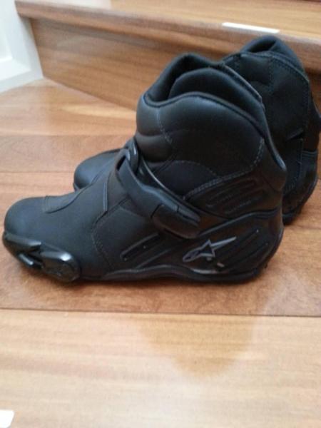 Near New Alpinestars leather motorcycle boots size 9 for sale
