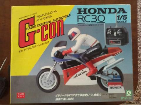 Honda RC30 VFR750R (Collectors 1/5 Scale R/C Model)