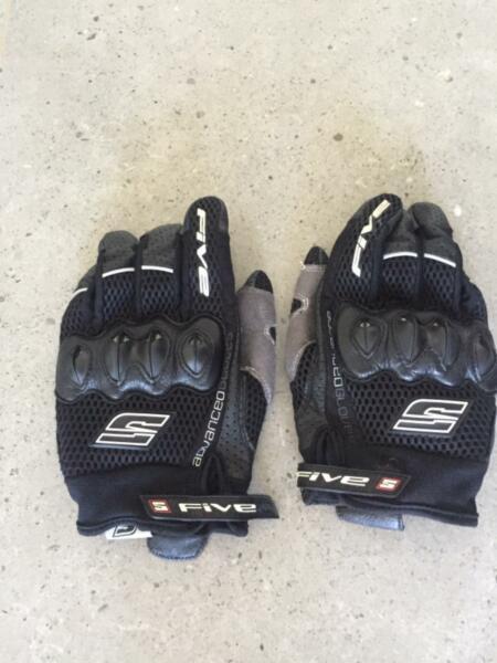 Five Airflow Gloves Size XL / 11