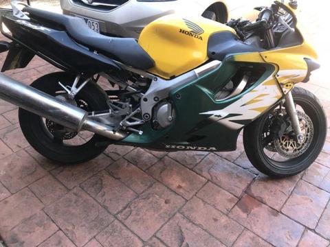 Honda CBR600f 1999- parts or project - wrecking