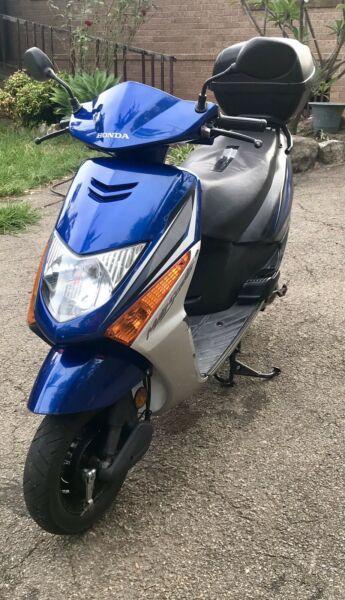 Honda lead 100cc scooter moped 2010