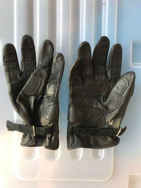 Leather riding gloves