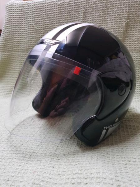 M2R Medium Flip-visor helmet. look good on scooter & cafe racer