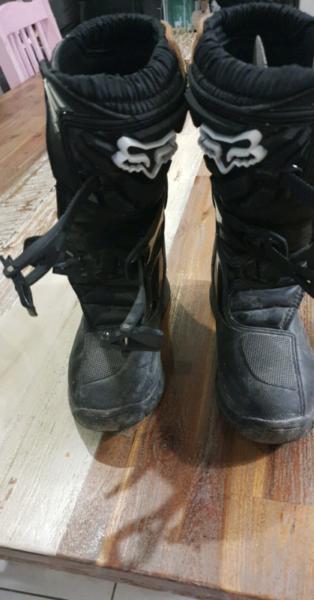 YOUTH SIZE 4 MOTOX BOOTS NEW AND GOOGLES