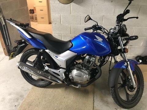 Honda CB125E Motorbike and topbox for sale