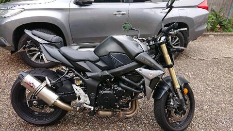 Suzuki GSR750 - A+ condition, low k's, extras