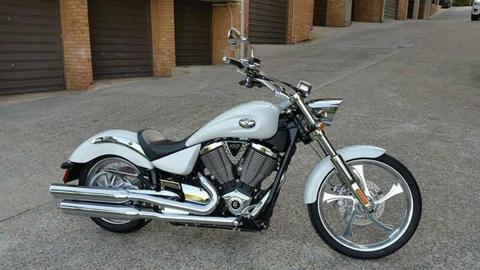 Victory Vegas Premium Low 2009 - White - Immaculate Condition