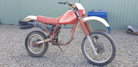 HONDA XR 350R 1983 WITH PARTS AND ENGINES