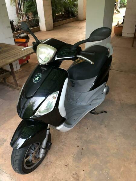 Piaggio Fly 125 Scooter