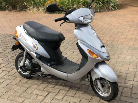 E-MAX Electric Scooter (50cc size - Car Licence)