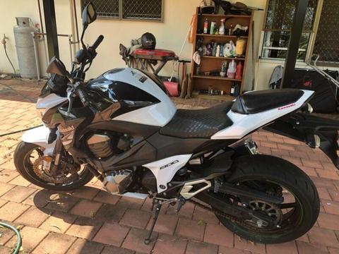 Kawasaki ZR800 motorcycle - great condition, low kms, helmet included