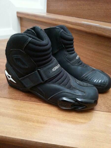 Near New Alpinestars leather motorcycle boots size 8 for sale