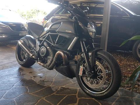 Ducati diavel black carbon