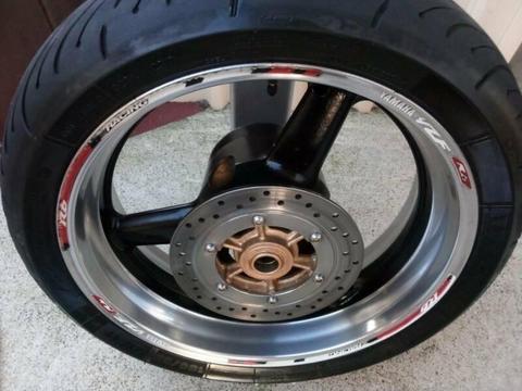 Yamaha R6 tyre and rim