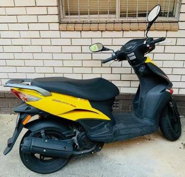 2016 Kymco Scooter - 1 female owner - low km's