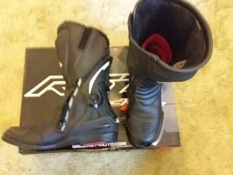 RST Track Tech evo 3 motorbike boots3mths old size 43 New price $