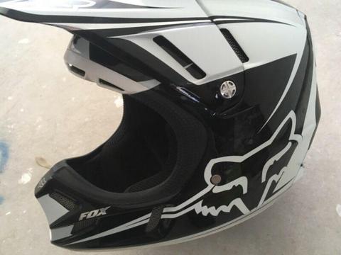 Fox v4 carbon fibre helmet