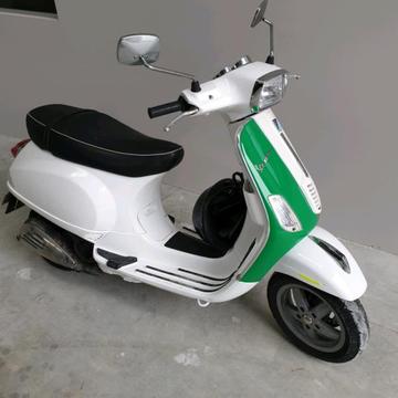 Vespa Scooter 125 LXS