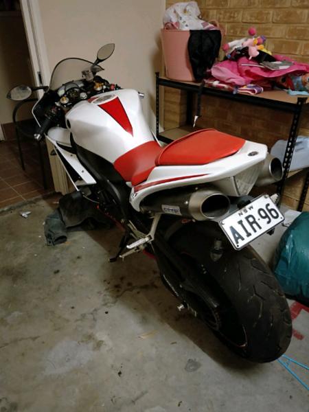 2007 white Yamaha YZF-R1 motorcycle