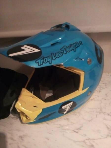 Motorcross helmet with goggles