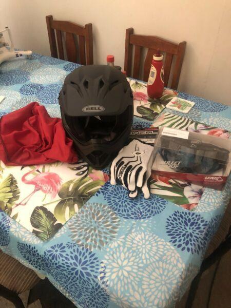 XL Bell Dirt Bike helmet , Oneal riding gloves and Leatt goggles