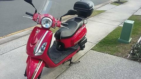 125 cc SYM motor scooter. Excellent condition
