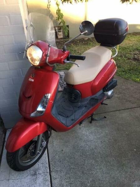 Sym Scooter Classic 125cc Red excellent condition Low Kms
