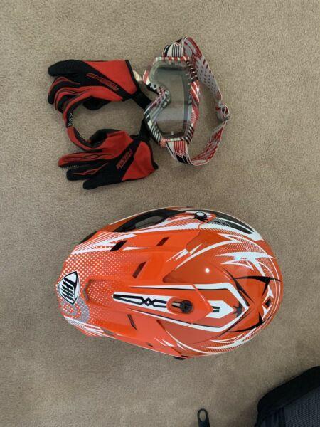 Motorbike helmet - XL, gloves - L, goggles
