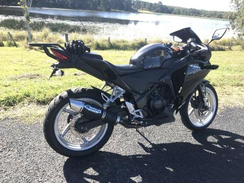 Cbr250r 2011 all black brand new Tyers and 5 months rego