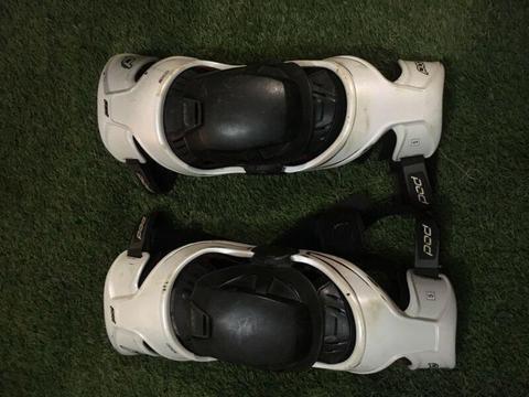 Pod knee braces