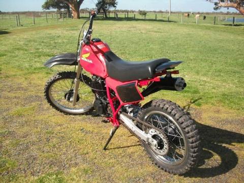 RED HONDA XL 250 1984 Motorbike