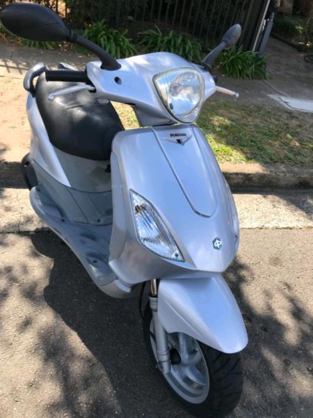Piaggio fly125 scooter