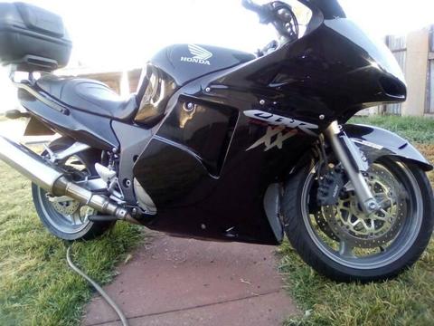 I HAVE A BEAUTIFUL CBR 1100 SUPER BLACKBIRD FOR SALE. GREAT CONDITION