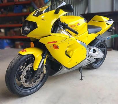 Motorcycle Aprilia Mille RSV1000 2001 model (IMMACULATE CONDITION)