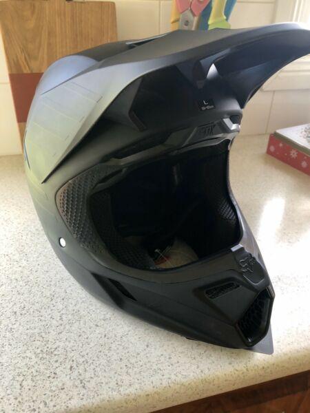 Fox V3 Helmet Matte Black - LARGE