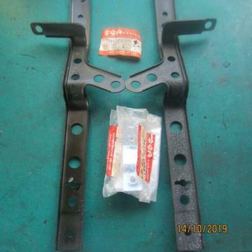 SUZIKI RG500 NOS BELLYPAN BRACKETS