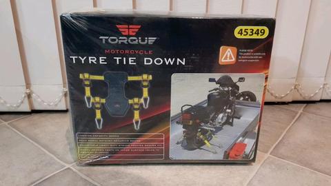 Motorcycle tyre tie down strap system