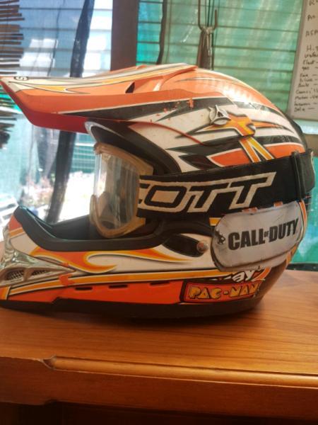 Moto cross helmet & goggles medium size good cond
