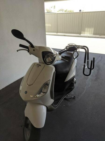 2008 PIAGGIO FLY Scooter 125cc, incl. surf rack and helmets