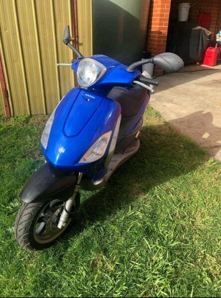 Piaggio fly scooter moped 125