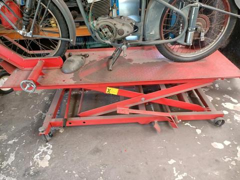 Motorcycle lifter, hydraulic