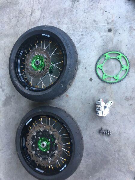 Motard wheels and brakes