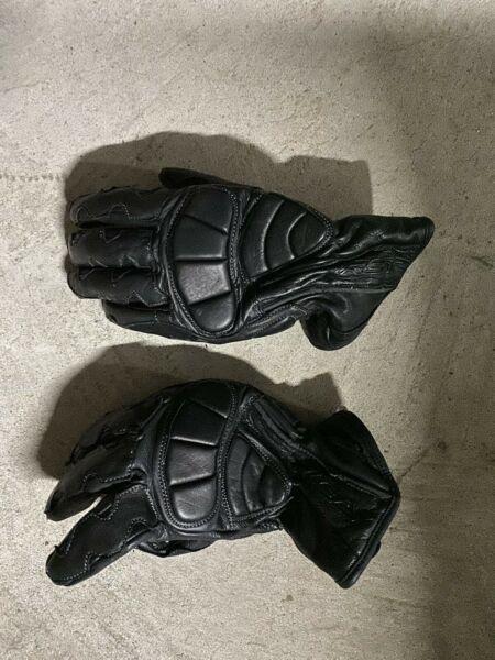 Medium leather motorcycle or scooter gloves