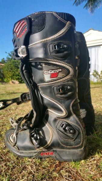 Dirtbike Motocross Motox gear, clothing, helmet boots