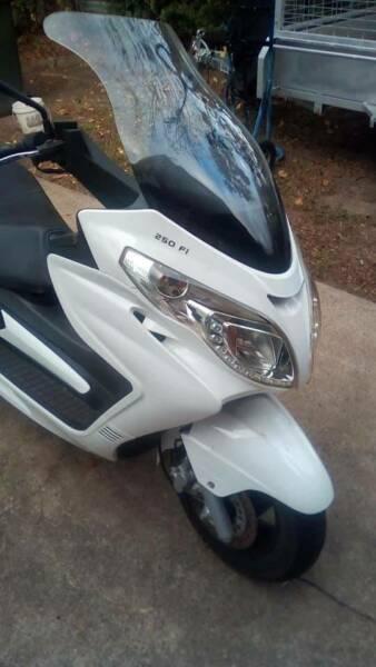 2015 Riya Adonis 250cc Fuel Injected Maxi Scooter. Low 2300Km