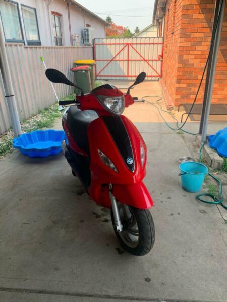Piaggio Fly 150 Scooter